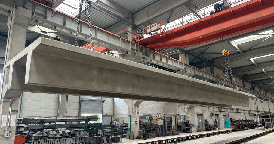 Großer Betonfertigteilträger beim innerbetrieblichen Transport im Betonfertigteilwerk