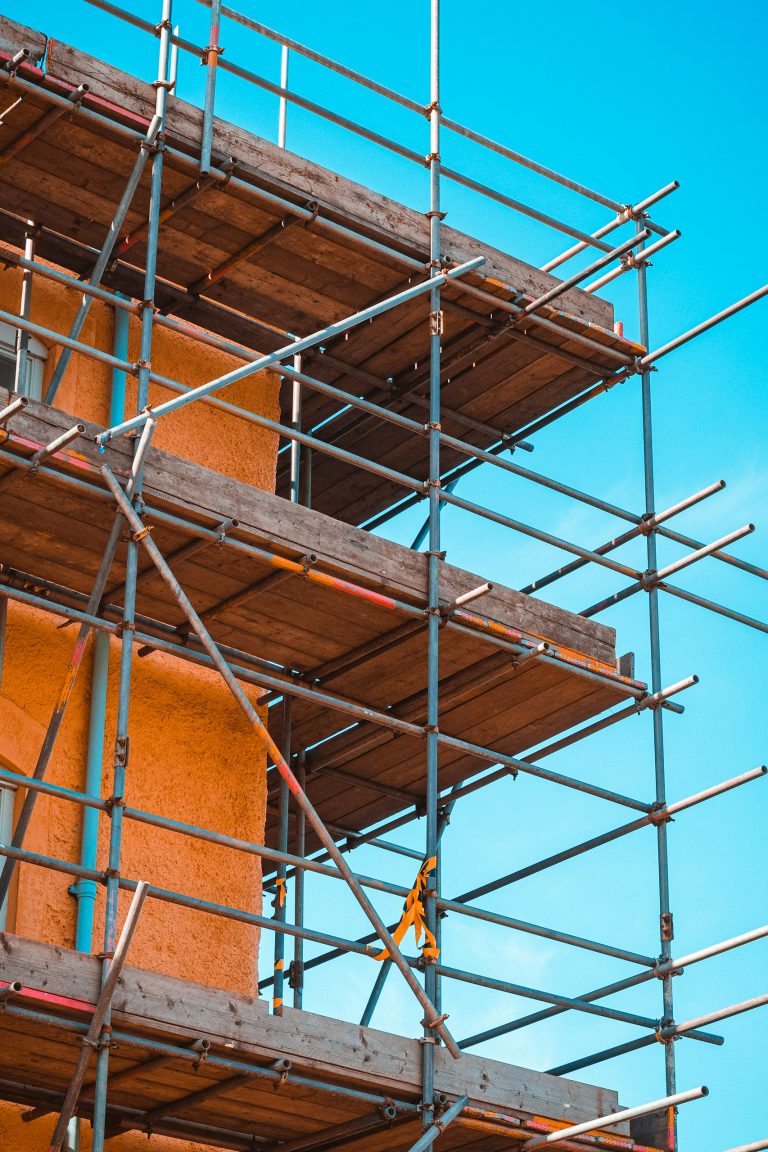 Gerüsttechnik für den professionellen Baustelleneinsatz Professionelles Gerüstsystem für sicheres Arbeiten auf der Baustelle
