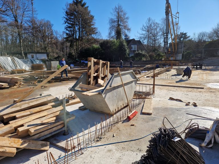 Allzweck-Container im Baustelleneinsatz Allzweck-Container auf einer Baustelle im Hochbau