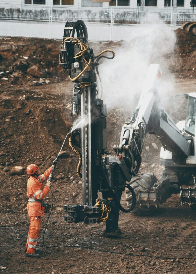 Moderne Baustellentechnik von Altrad Baumann Professionelles Gerüstsystem für sicheres Arbeiten auf der Baustelle