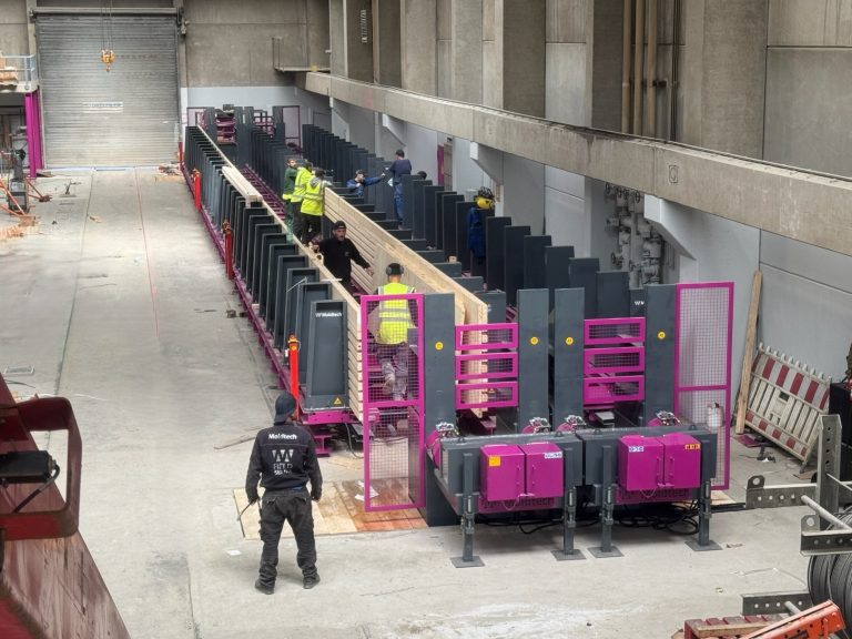 Formsäulen Moldtech Schalungsanlage im Einsatz in einem Betonfertigteilwerk