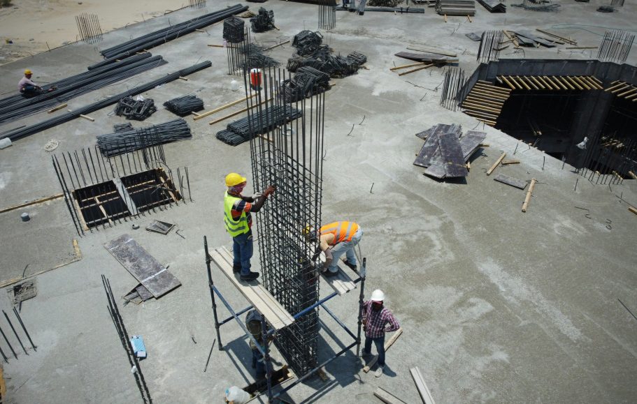 Moderne Baustellentechnik von Altrad Baumann Professionelles Gerüstsystem für sicheres Arbeiten auf der Baustelle